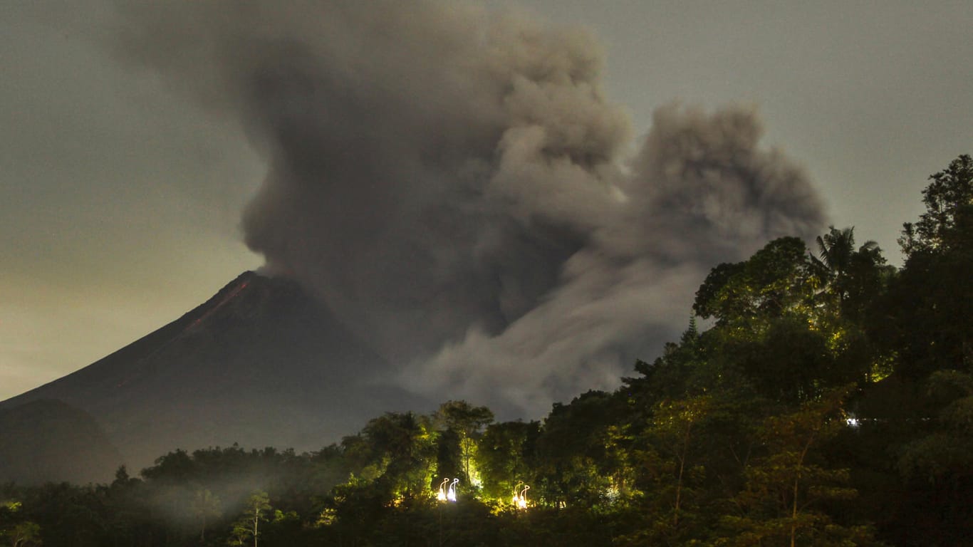 Vulkan Merapi auf der indonesischen Insel Java: Die Aschewolke, die der Vulkan ausspuckte reichte einen Kilometer hoch in die Luft.