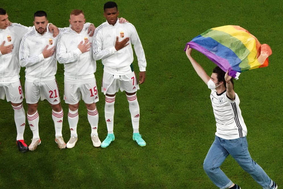 Mit Regenbogenfahne und Mundschutz: Flitzer Finn-Luca lief am Mittwoch in München vor Anpfiff des Spiels zwischen Deutschland und Ungarn auf den Platz.