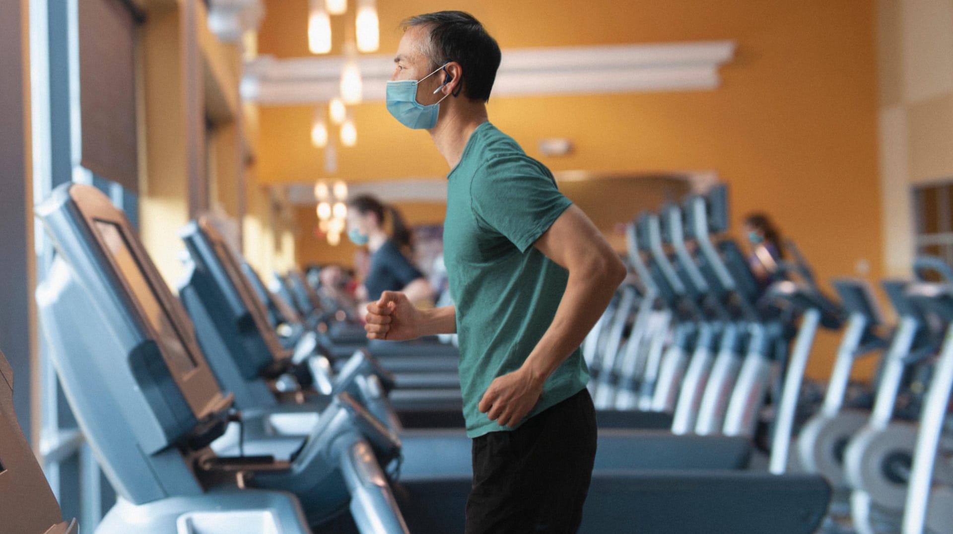 Mann im Fitnessstudio (Symbolbild): Verträge dafür dürfen künftig nur noch ein Jahr laufen.