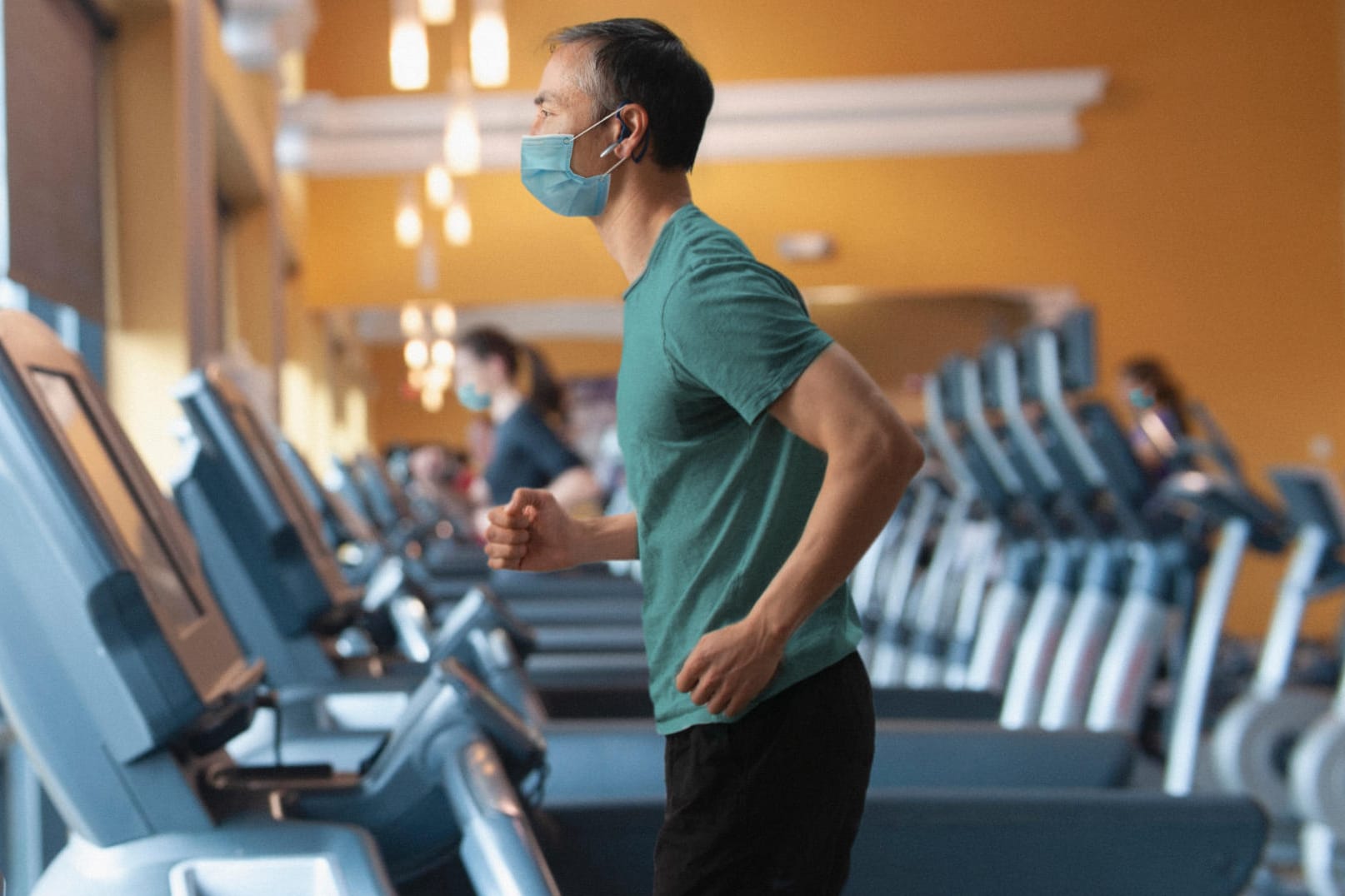 Mann im Fitnessstudio (Symbolbild): Verträge dafür dürfen künftig nur noch ein Jahr laufen.