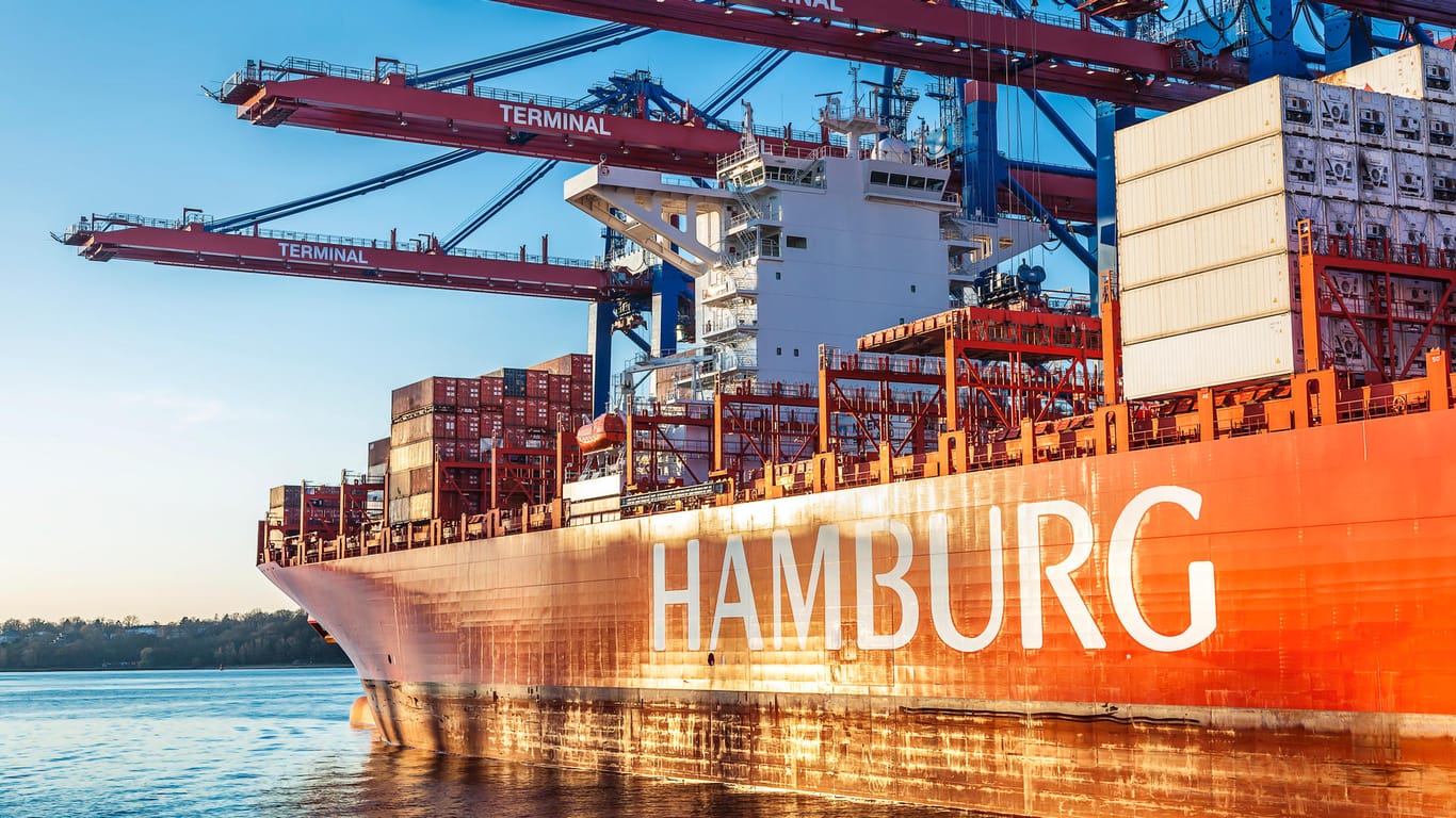 Containerschiff in Hamburg (Symbolbild): Exportfirmen blicken positiv in die Zukunft.