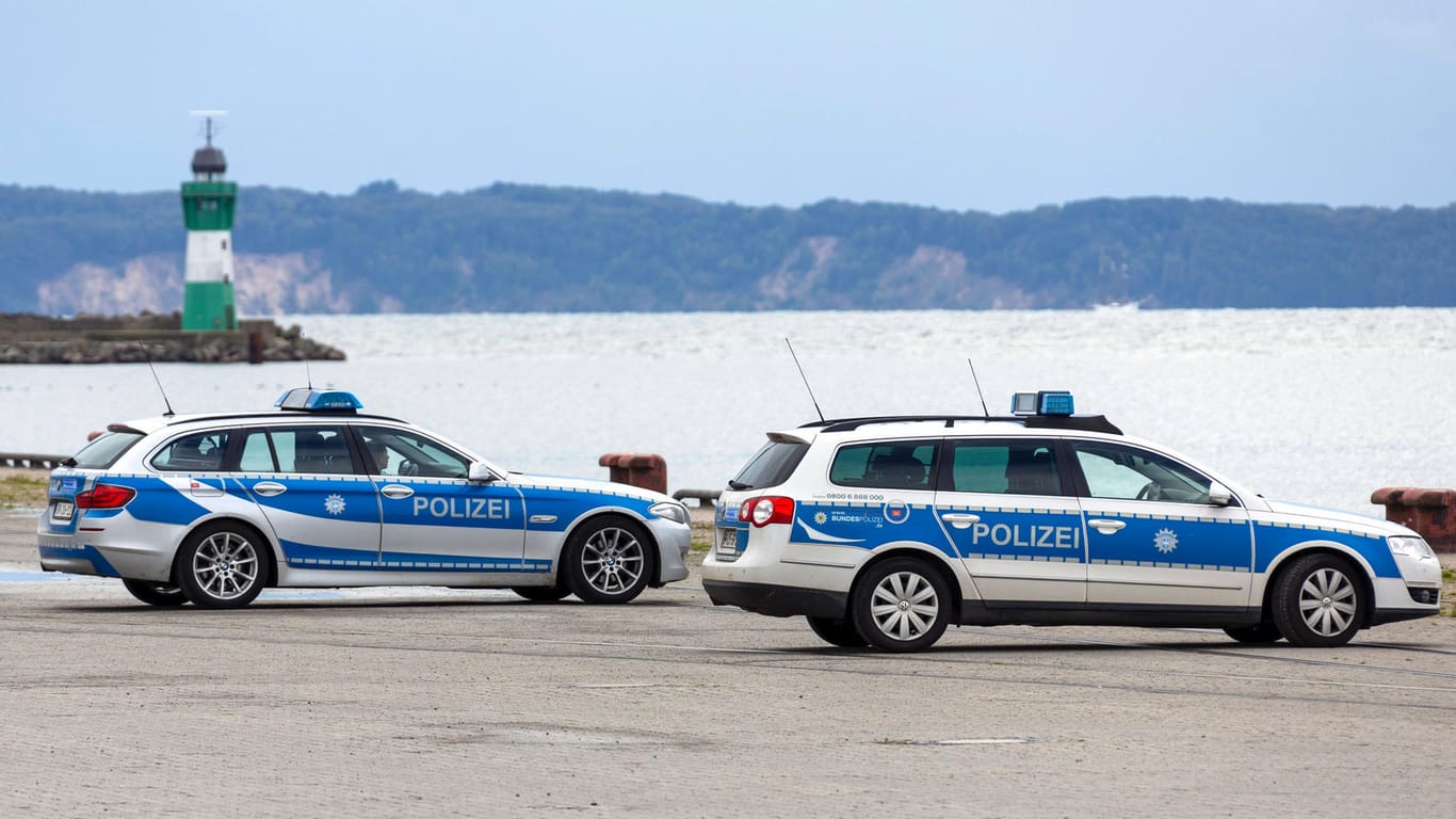 Polizei im Fährhafen Mukran auf Rügen: Südlich von Sassnitz ist ein Mann im Wasser getrieben.