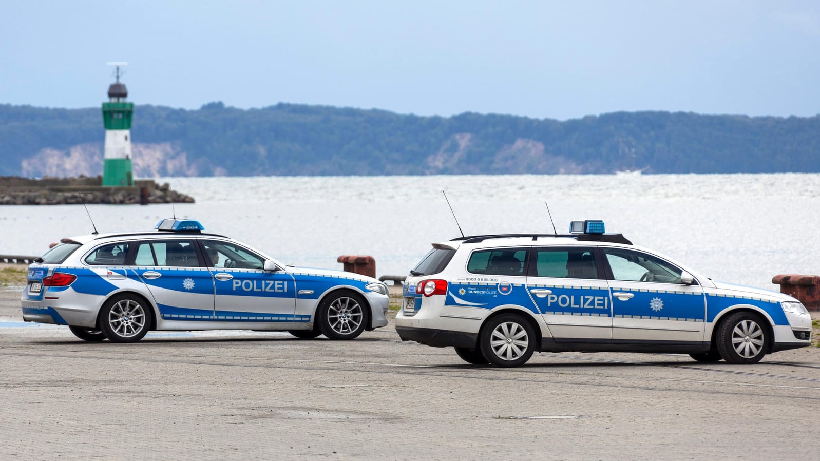Polizei im Fährhafen Mukran auf Rügen: Südlich von Sassnitz ist ein Mann im Wasser getrieben. Polizei im Fährhafen Mukran auf Rügen: Südlich von Sassnitz ist ein Mann im Wasser getrieben.