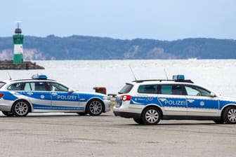 Polizei im Fährhafen Mukran auf Rügen: Südlich von Sassnitz ist ein Mann im Wasser getrieben.