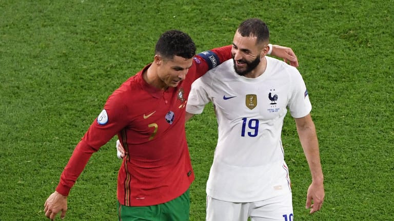 Die früheren Real-Teamkollegen Cristiano Ronaldo und Karim Benzema (v.l.) erzielten alle vier Treffer beim Duell Portugal gegen Frankreich.