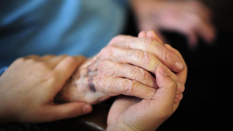 Eine Pflegekraft hält die Hand einer Seniorin (Symbolbild): Die häusliche Pflege wird bald deutlich teurer.