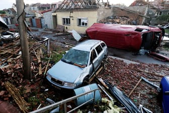 Verwüstung durch den Tornado: Trümmer und umhergewirbelte Autos in Moravská Nová Ves nach dem Wirbelsturm in Tschechien. Tornados dieser Stärke sind nichts Neues, sagt ein Experte.