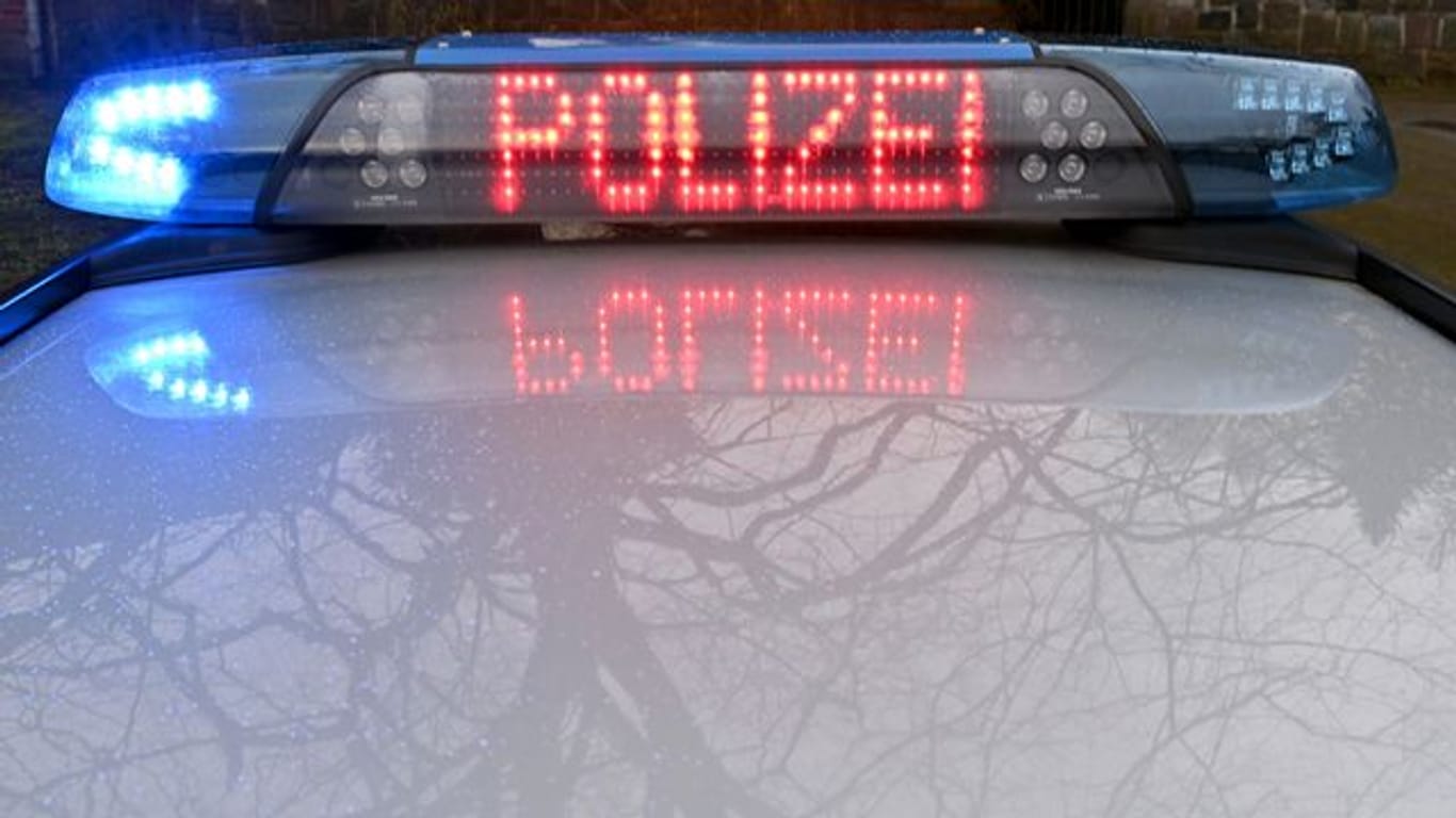 Der Schriftzug "Polizei" leuchtet auf dem Dach eines Streifenwagens der Polizei (Symbolbild): Der mutmaßliche Täter konnte geschnappt werden.