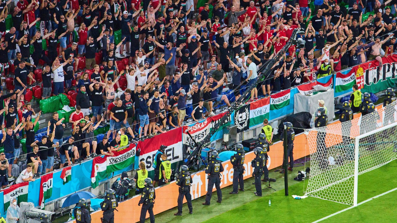 Dicht gedrängt und ohne Masken: Die ungarischen Fans präsentierten sich in München mit ihrem Verhalten und ihren Gesängen wenig vorbildlich.