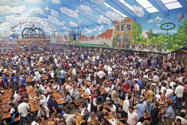 Blick in ein Festzelt auf dem Oktoberfest in München (Archivbild): Die Stadt München will vor Gericht verhindern, dass das geplante Volksfest in Dubai Oktoberfest heißen darf.