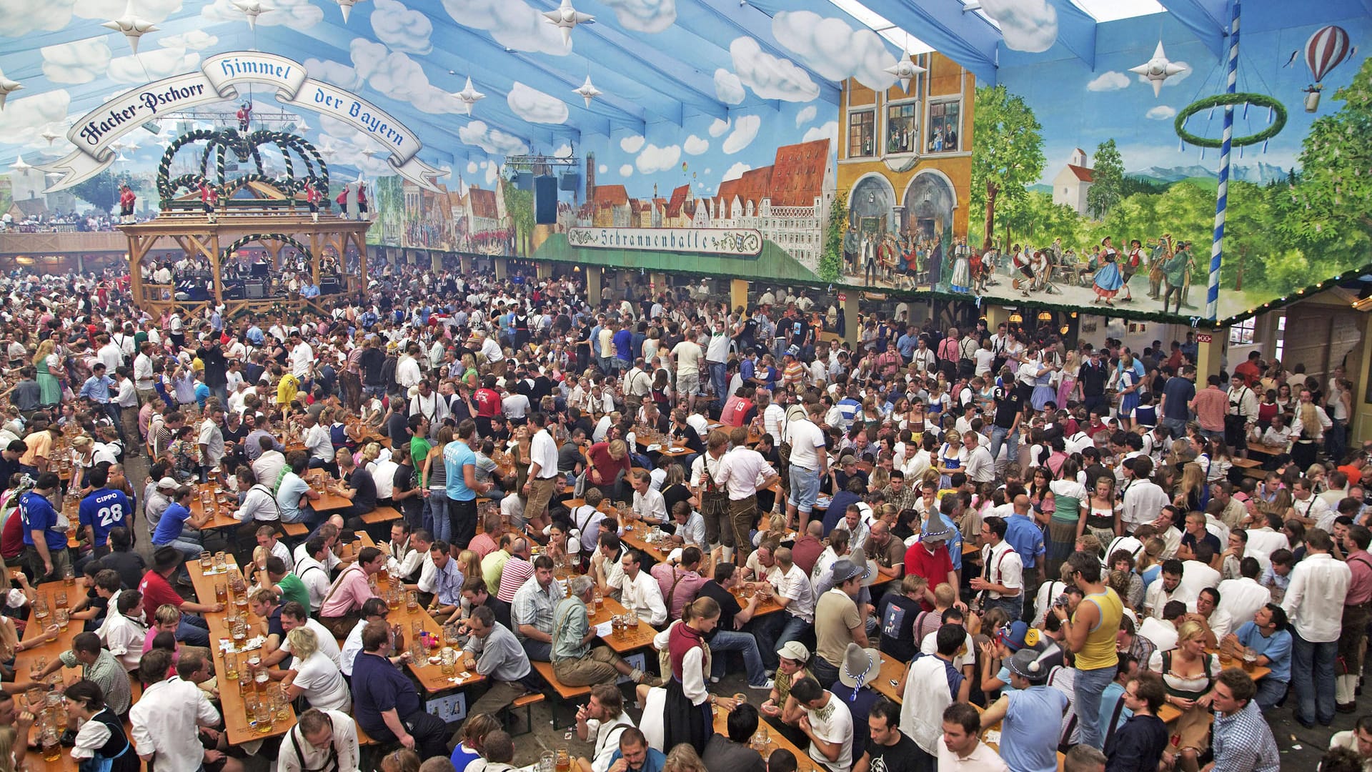 Blick in ein Festzelt auf dem Oktoberfest in München (Archivbild): Die Stadt München will vor Gericht verhindern, dass das geplante Volksfest in Dubai Oktoberfest heißen darf.