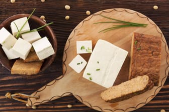 Tofu und Tempeh: Beide Produkte bestehen aus Soja, haben aber aufgrund der unterschiedlichen Herstellungsweisen eine andere Struktur.