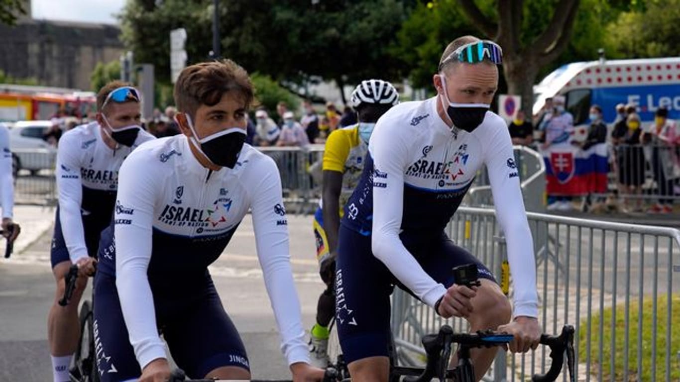 Altstars zurück bei der Tour: Ex-Sieger Chris Froome (r) und Teamkollege André Greipel (hinten links).