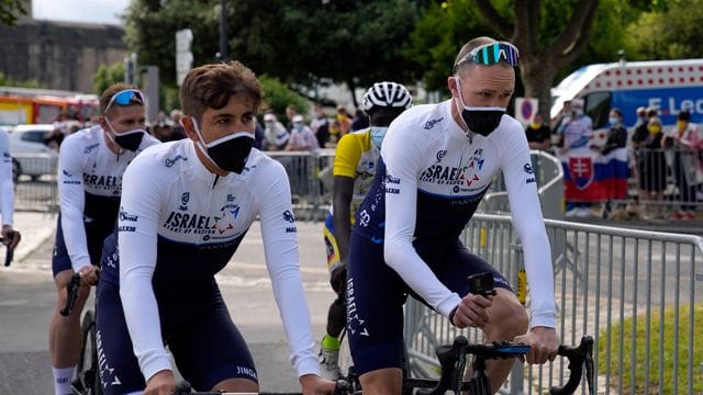 Altstars zurück bei der Tour: Ex-Sieger Chris Froome (r) und Teamkollege André Greipel (hinten links). Altstars zurück bei der Tour: Ex-Sieger Chris Froome (r) und Teamkollege André Greipel (hinten links).