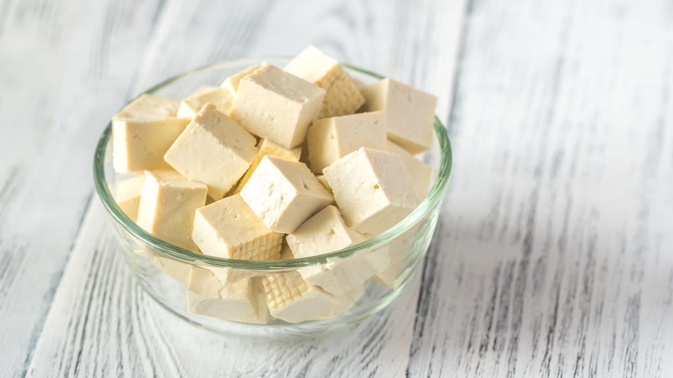 Tofu: Der Bohnenquark ist in verschiedenen Konsistenzen erhältlich, Seidentofu ist aufgrund des höheren Flüssigkeitsanteils weicher, geräucherter Tofu fester.