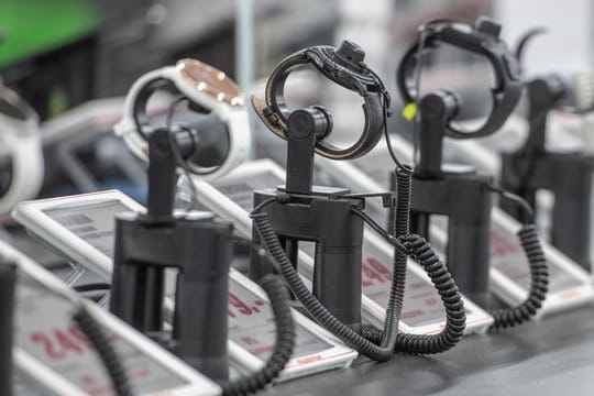 Uhren in einem der Elektromarkt.