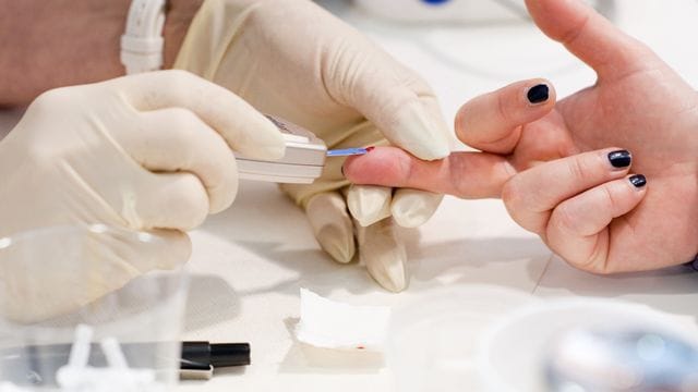 Für viele Menschen mit Diabetes gehört das Messen des Blutzuckers zum Alltag. Für viele Menschen mit Diabetes gehört das Messen des Blutzuckers zum Alltag.