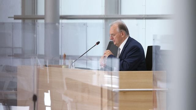 Reiner Haseloff (CDU) sitzt im Landtag