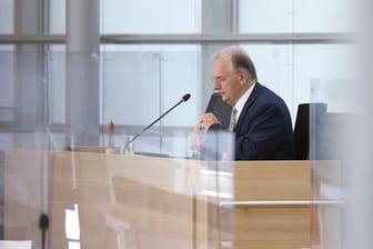 Reiner Haseloff (CDU) sitzt im Landtag