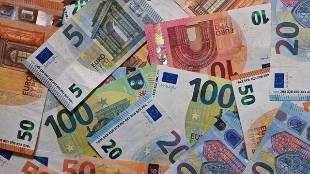 Euro-Banknoten liegen auf einem Tisch