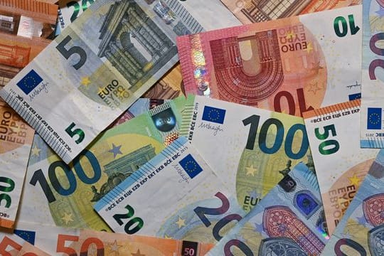 Euro-Banknoten liegen auf einem Tisch