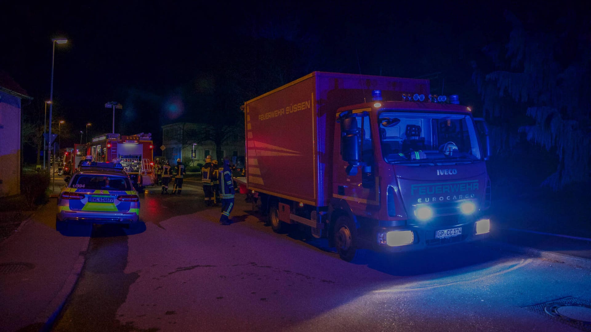 Feuerwehr bei einem Brand in Baden-Württemberg: Auch auf dem Hof in Hessen habe es vor einem Jahr schon einmal gebrannt, berichtet der Besitzer (Symbolbild).