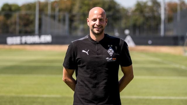 Steffen Krebs steht neben dem Trainingsplatz Steffen Krebs steht neben dem Trainingsplatz