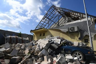 Ein beschädigtes Haus in Tschechien: Fünf Menschen sind durch den Tornado ums Leben gekommen.