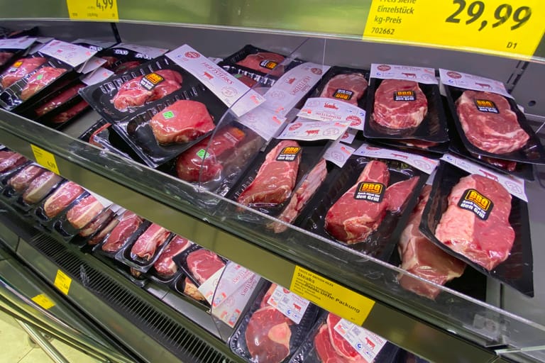 Fleischsortiment: Aldi erklärt den Umstieg auf die Haltungsformen drei und vier.