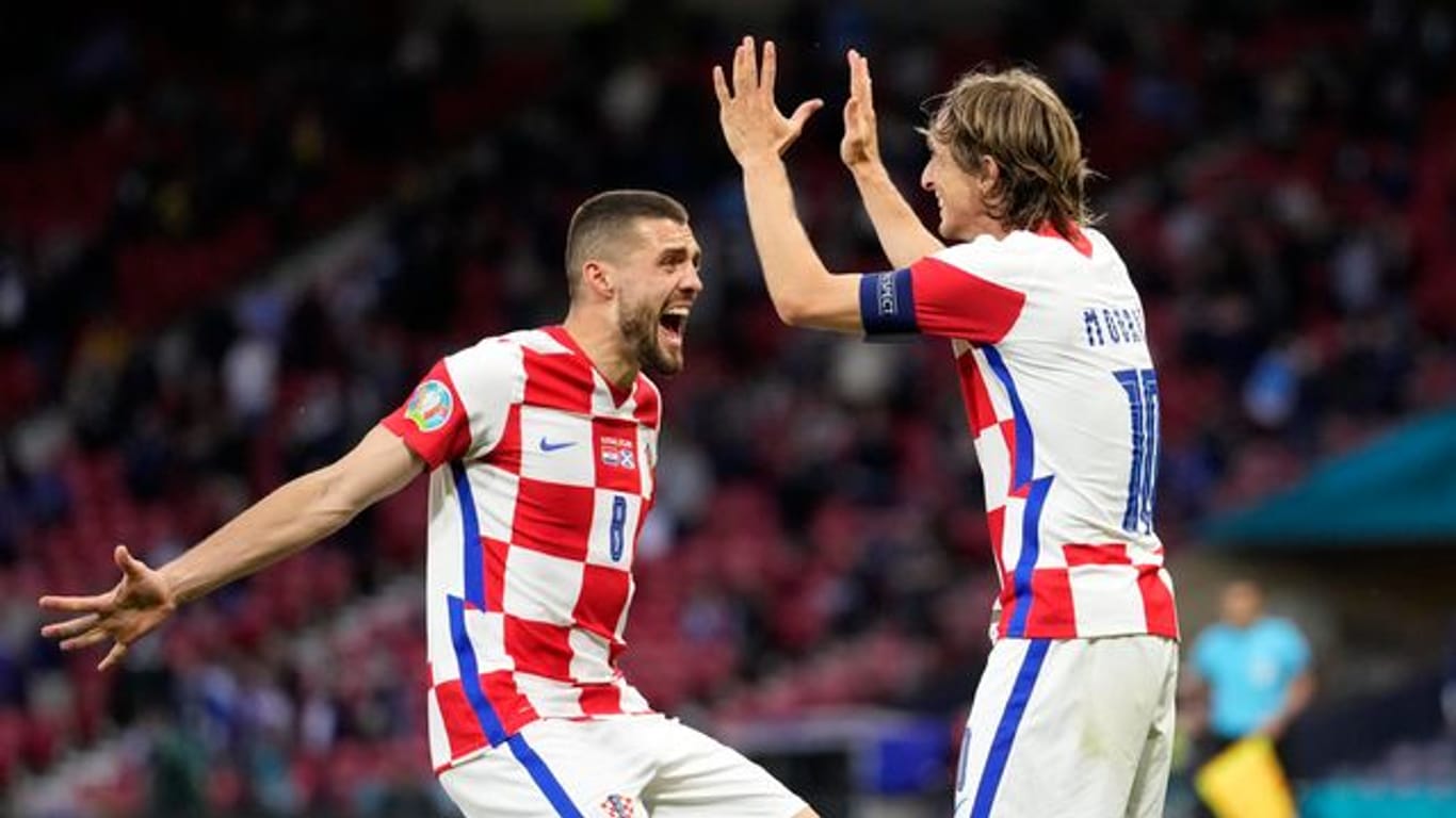 Bei Kroatiens Mateo Kovacic (l) und Luka Modric ist das Selbstbewusstsein wieder gestiegen.