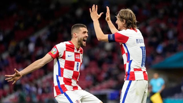 Bei Kroatiens Mateo Kovacic (l) und Luka Modric ist das Selbstbewusstsein wieder gestiegen.