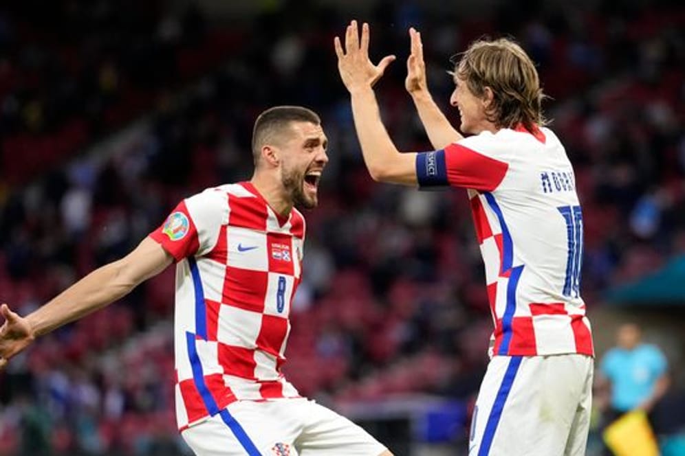Bei Kroatiens Mateo Kovacic (l) und Luka Modric ist das Selbstbewusstsein wieder gestiegen.