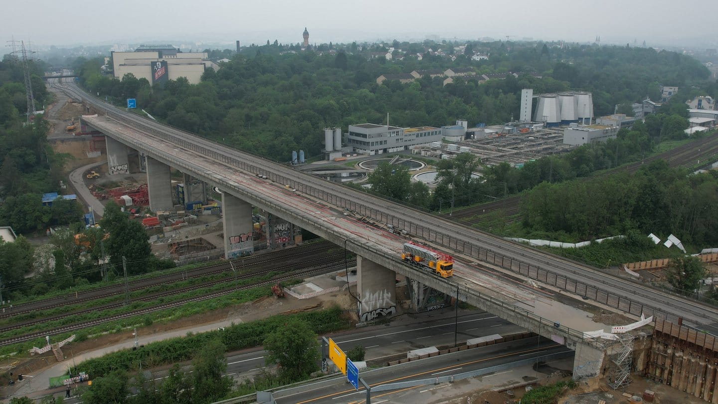 Die Salzbachtalbrücke der A66 (Archivbild): Sie soll gesprengt werden, anschließend soll ein Neubau entstehen.