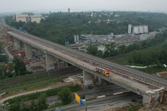 Die Salzbachtalbrücke der A66 (Archivbild): Sie soll gesprengt werden, anschließend soll ein Neubau entstehen.