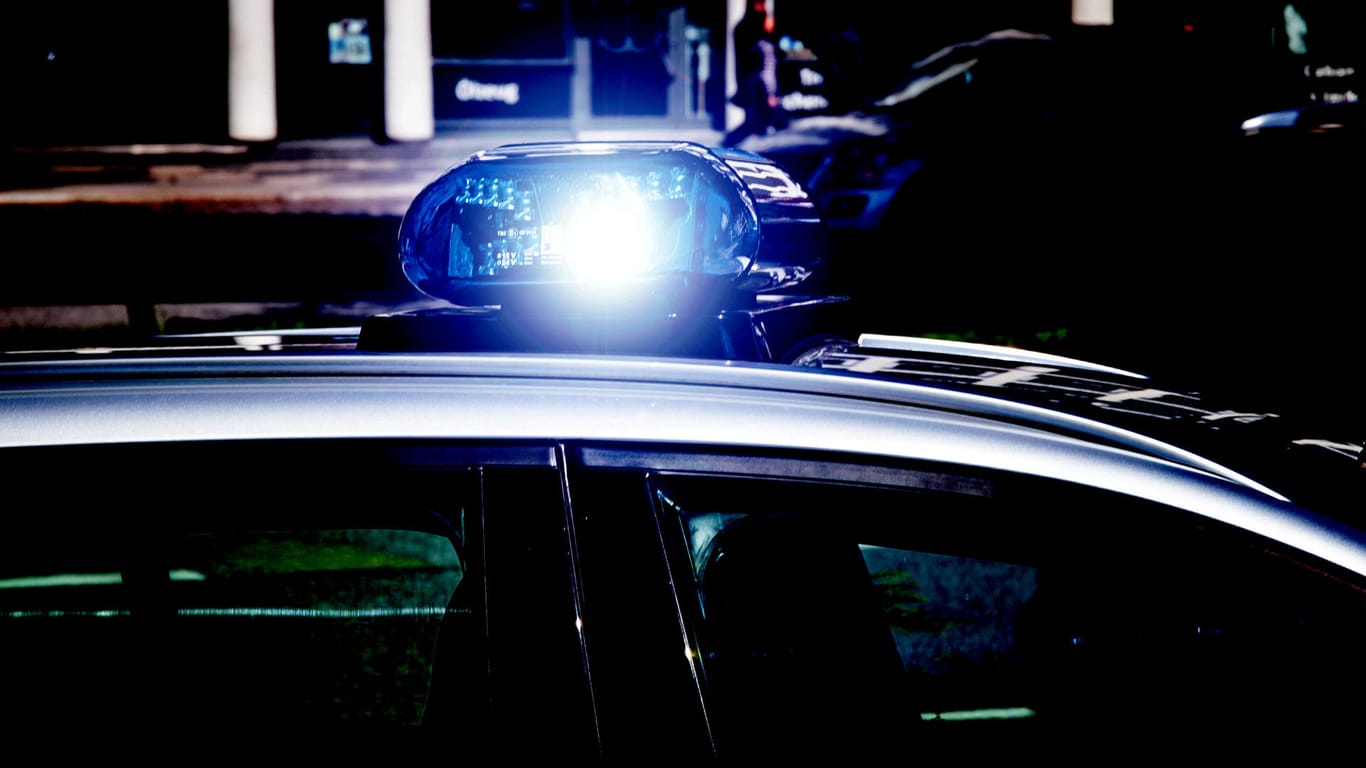 Ein Polizeifahrzeug mit Blaulicht (Symbolbild): Gegen den Fahrer wird nun wegen eines illegalen Straßenrennens ermittelt.