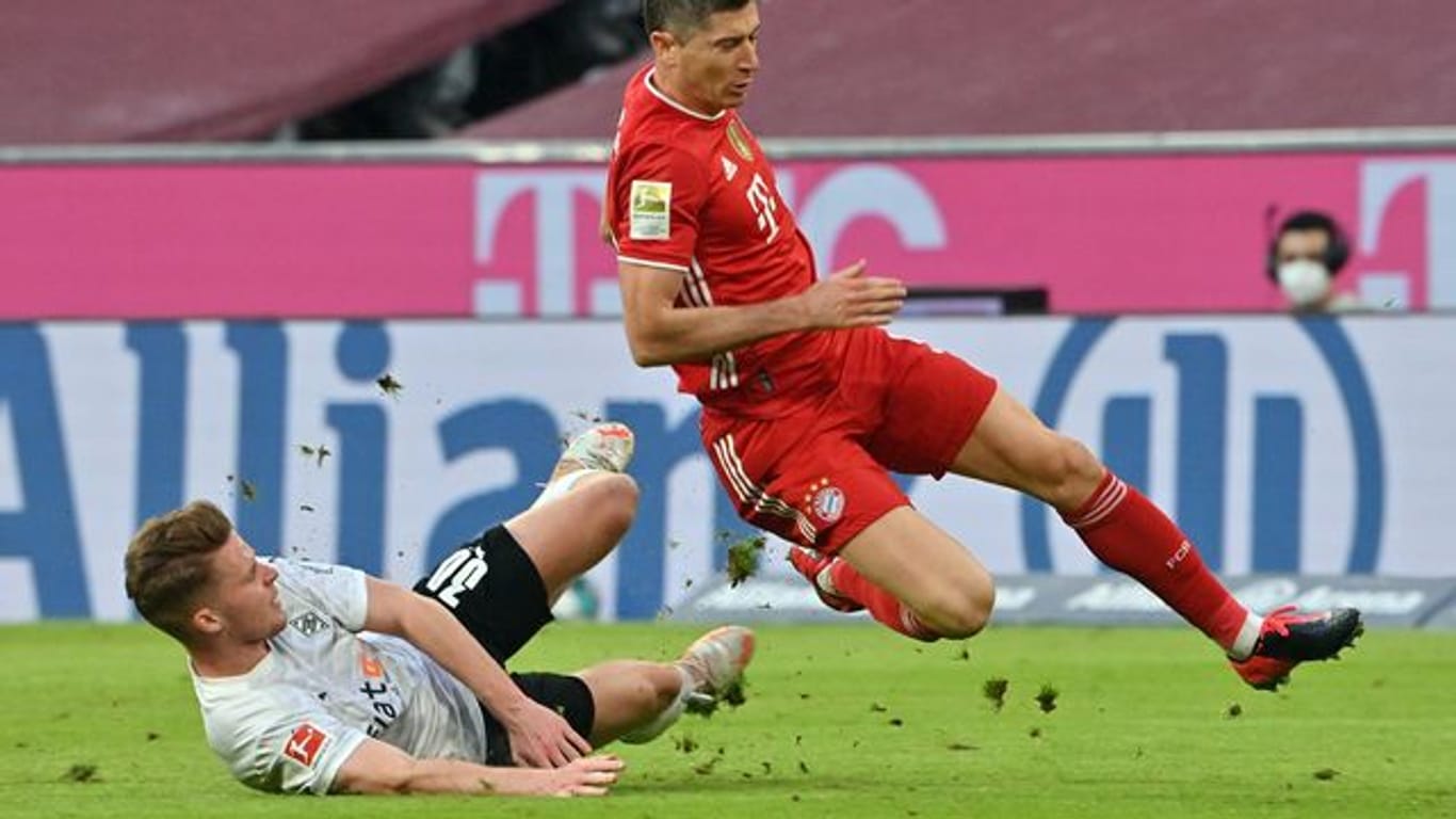 Rekord-Torjäger Robert Lewandowski (r) trifft zum Bundesliga-Auftakt mit Bayern auf Borussia Mönchengladbach (hier Nico Elvedi).
