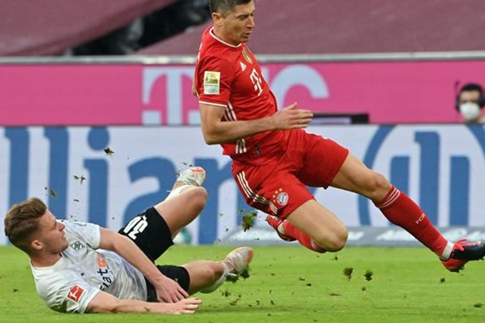 Rekord-Torjäger Robert Lewandowski (r) trifft zum Bundesliga-Auftakt mit Bayern auf Borussia Mönchengladbach (hier Nico Elvedi).