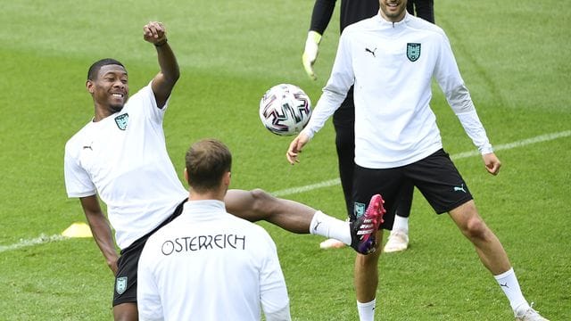 Ex-Bayern-Star David Alaba (l) will mit Außenseiter Österreich den favorisierten Italienern ein Bein stellen.