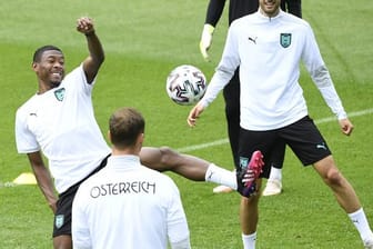 Ex-Bayern-Star David Alaba (l) will mit Außenseiter Österreich den favorisierten Italienern ein Bein stellen.