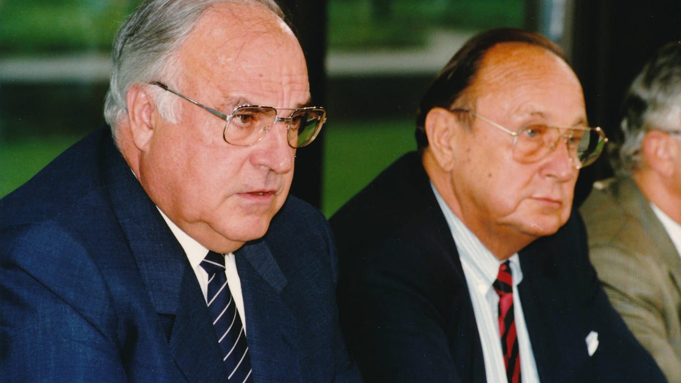 Helmut Kohl (links) und Hans-Dietrich Genscher (rechts) im Jahr 1990: Neue Dokumente belegen, dass zwischen den beiden Politikern zu dieser Zeit deutliche Spannungen herrschten.