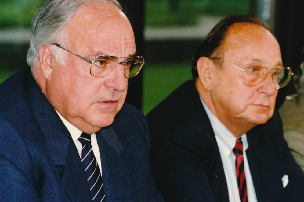 Helmut Kohl (links) und Hans-Dietrich Genscher (rechts) im Jahr 1990: Neue Dokumente belegen, dass zwischen den beiden Politikern zu dieser Zeit deutliche Spannungen herrschten.