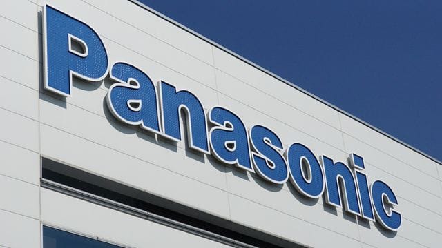 Logo des japanischen Elektronikkonzerns Panasonic auf einem Fabrikgebäude. Logo des japanischen Elektronikkonzerns Panasonic auf einem Fabrikgebäude.