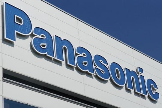 Logo des japanischen Elektronikkonzerns Panasonic auf einem Fabrikgebäude.