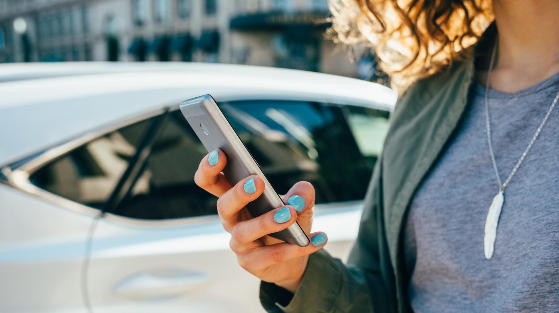 Eine Frau mit Smartphone (Symbolbild): Bürger sollen sich bald per Smartphone ausweisen können.