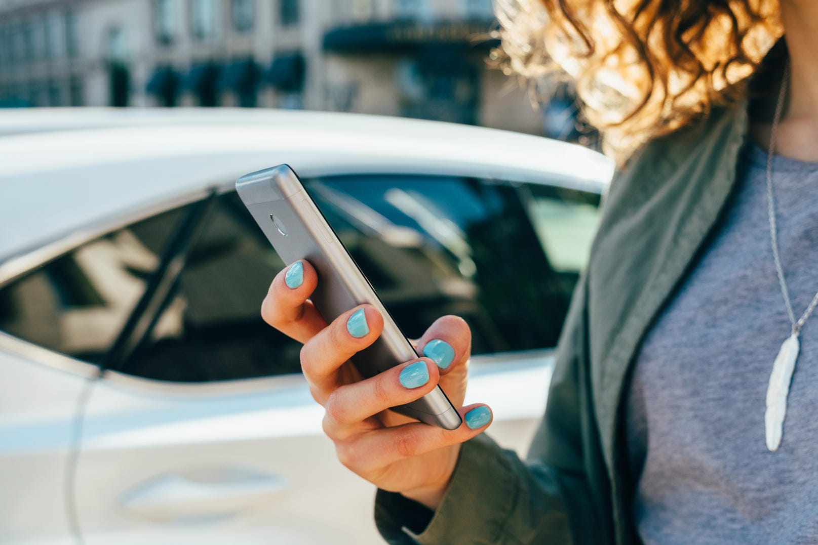 Eine Frau mit Smartphone (Symbolbild): Bürger sollen sich bald per Smartphone ausweisen können.