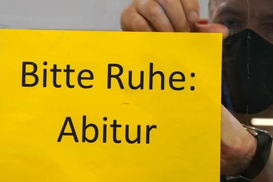 Ein Schild mit der Aufschrift "Bitte Ruhe: Abitur" hängt an einer Fensterscheibe (Archivbild): Wegen der Corona-Pandemie erhielten Schüler längere Vorbereitungs- und Bearbeitungszeiten in den Klausuren.