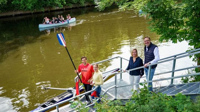 Tim Naske und Familie Clausen weihen einen Bootsanleger ein