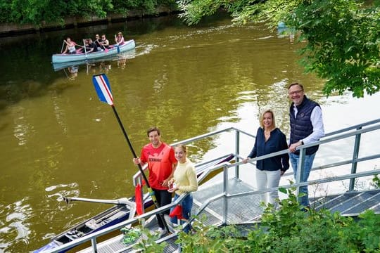 Tim Naske und Familie Clausen weihen einen Bootsanleger ein