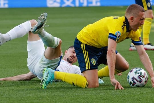 Musste bei einer Pressekonferenz einem dringenden Bedürfnis nachgehen: Schwedens Ludwig Augustinsson (r).