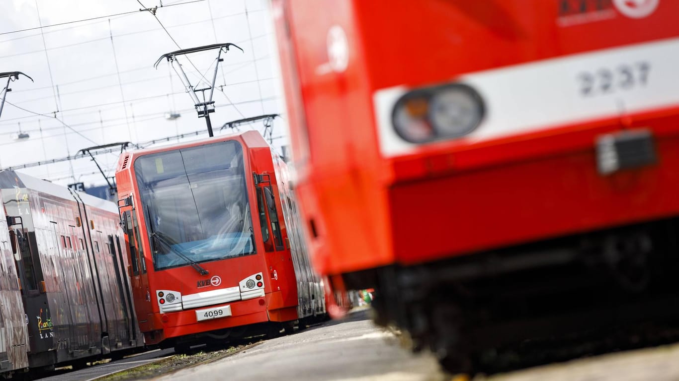 KVB-Bahnen auf einem Gleis (Archivbild): Der Rat der Stadt Köln hat beschlossen, dass eine neue Strecke gebaut werden soll.